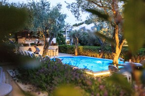 Hồ bơi ngoài trời phục vụ theo mùa, dù/ô trên bãi biển/hồ bơi 