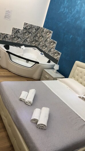 Paradise Room, jetted bathtub - private bathroom not in room | Bathroom | Free toiletries, hair dryer, bidet, towels - ImperialeTop (Rome)