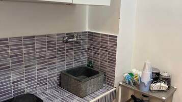 Standard-Studiosuite (Queen Room) | Eigene Küche | Großer Kühlschrank, Reinigungsartikel, Küchenrolle, Esstisch