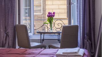 Violet Room - private bathroom not in room | 1 Schlafzimmer, kostenloses WLAN, Bettwäsche