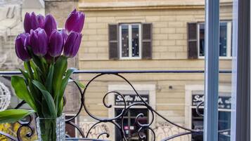 Violet Room - private bathroom not in room | 1 Schlafzimmer, kostenloses WLAN, Bettwäsche