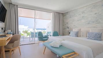 Seprai premium, minibar, brankas, dan meja kerja