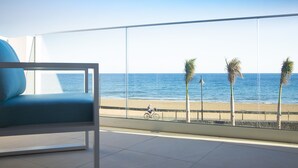 A balcony with a view of the beach and ocean. - Hotel Lava Beach (Tías)