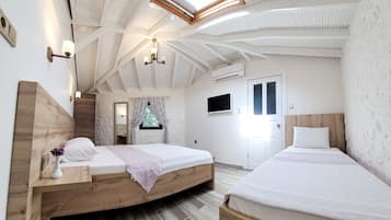 Chambre Triple Standard | Lits bébé (gratuits), draps fournis