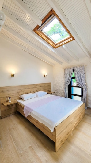 Standard-Doppel- oder -Zweibettzimmer | Kostenlose Babybetten, Bettwäsche