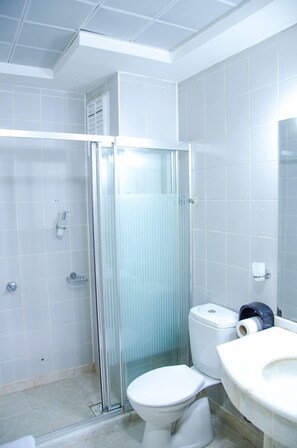 Standaard eenpersoonskamer | Badkamer | Een douche, gratis toiletartikelen, een haardroger, pantoffels
