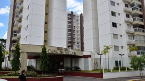 Um hotel com vários andares, varandas e uma placa com a inscrição "GRAN RESERVA CASA DA MADEIRA".