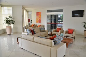 Lobby sitting area - Locar Caldas Casa da Madeira (Caldas Novas)