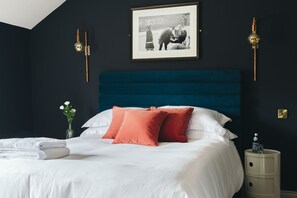 ห้องพรีเมียมดับเบิล | ผ้าปูที่นอนฝ้ายอียิปต์, เครื่องนอนระดับพรีเมียม, โต๊ะทำงาน