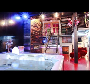 Grand Suite | Living area | Flat-screen TV