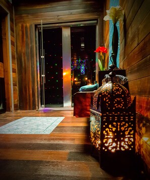 Luxury Double Room (Riad) | Bathroom | Shower, jetted bath, free toiletries, hair dryer