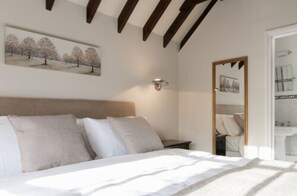 Superior Double or Twin Room | Peralatan tempat tidur premium, meja, seterika/papan seterika