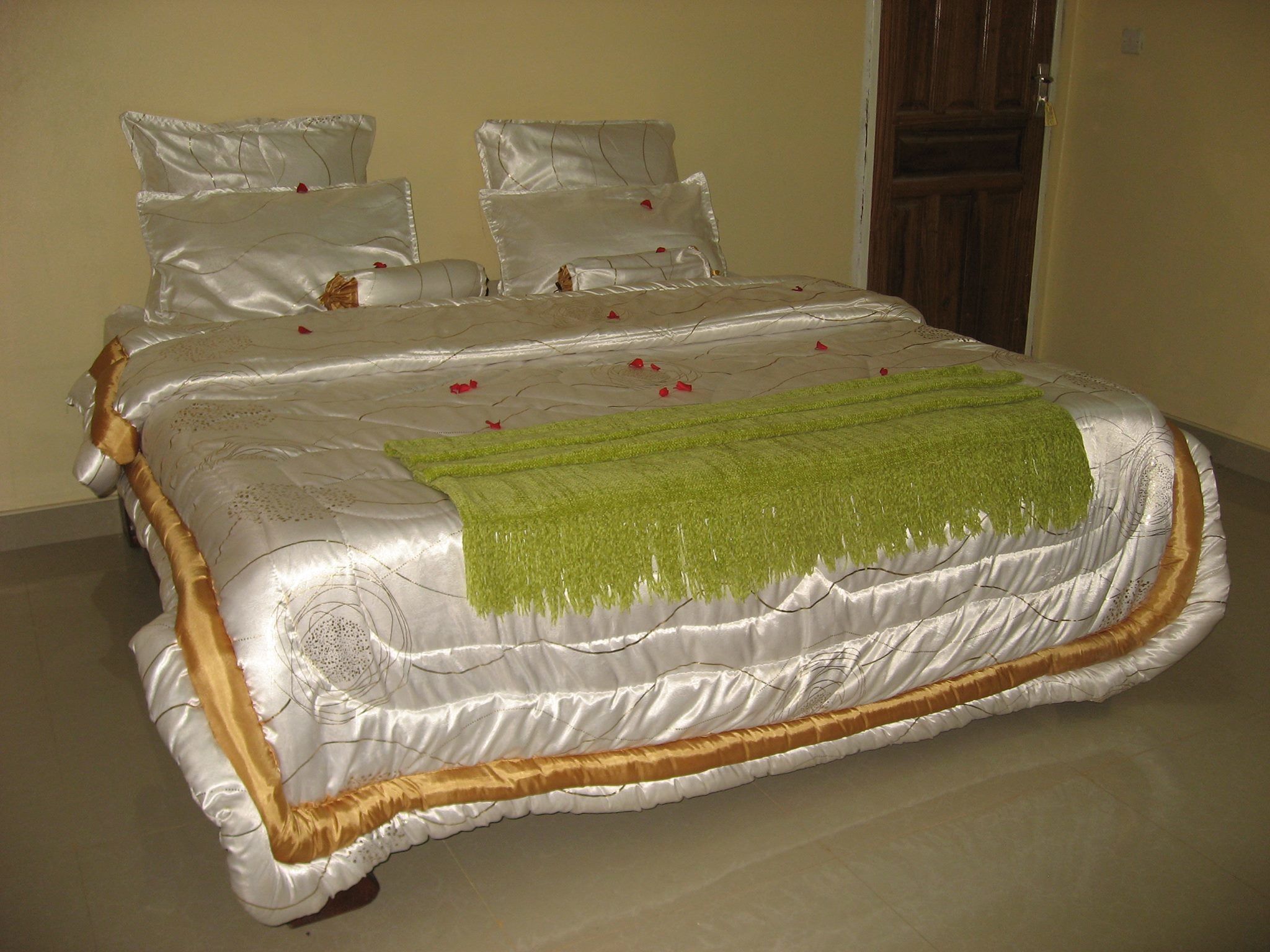 مكتب وواي فاي مجانًا وملاءات أسرّة