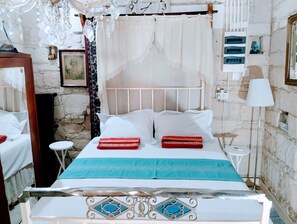 Traditional Studio, 1 Double Bed, Kitchenette, Ground Floor | Memory foam beds, blackout drapes, soundproofing, iron/ironing board