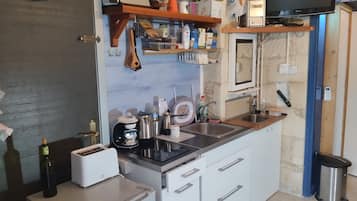 Studio truyền thống, 1 giường đôi, bếp nhỏ, tầng trệt | Bếp nhỏ riêng | Tủ lạnh nhỏ, lò nướng, bếp nấu, dụng cụ pha cà phê/trà