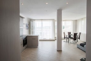 Apartemen, 2 kamar tidur (Breeze 12) | Area keluarga | TV layar datar