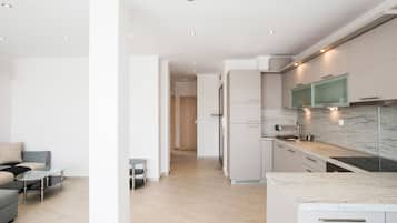Appartement, 2 chambres (Breeze 12) | Coin séjour | Télévision à écran plat