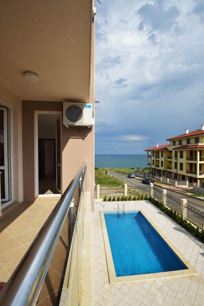 Apartemen, 2 kamar tidur (Breeze 10) | Pemandangan dari kamar