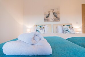 1 bedroom, desk, laptop workspace, soundproofing - Hamilton Grace - The Quadrant (Swindon)