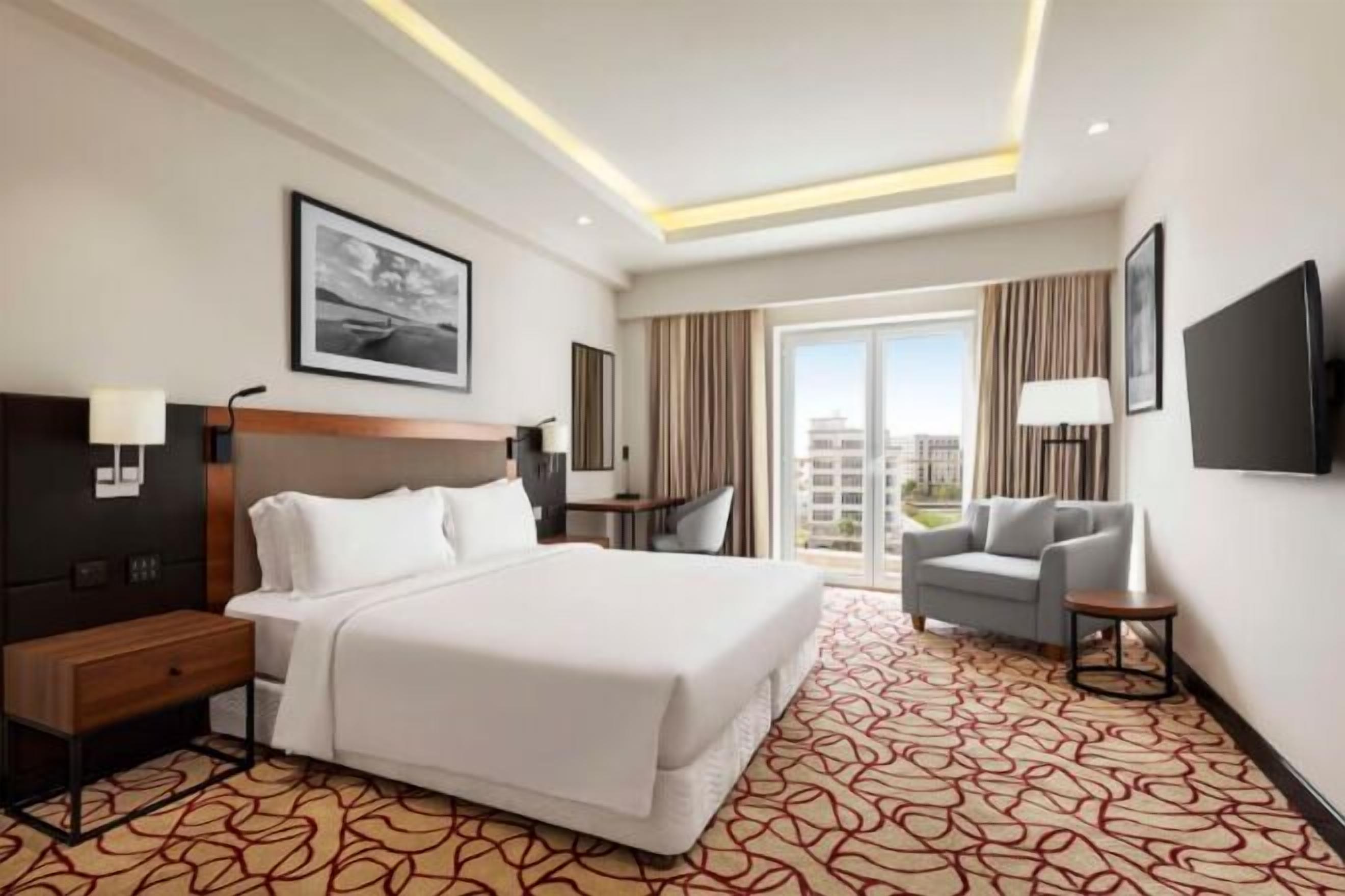 Hypo-allergenic bedding, minibar, in-room safe, individually furnished