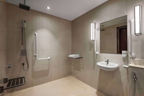 Chambre supérieure, non-fumeur | Salle de bain adaptée