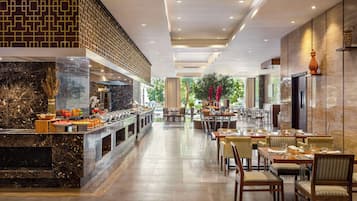 2 restaurantes; se sirve cocina internacional