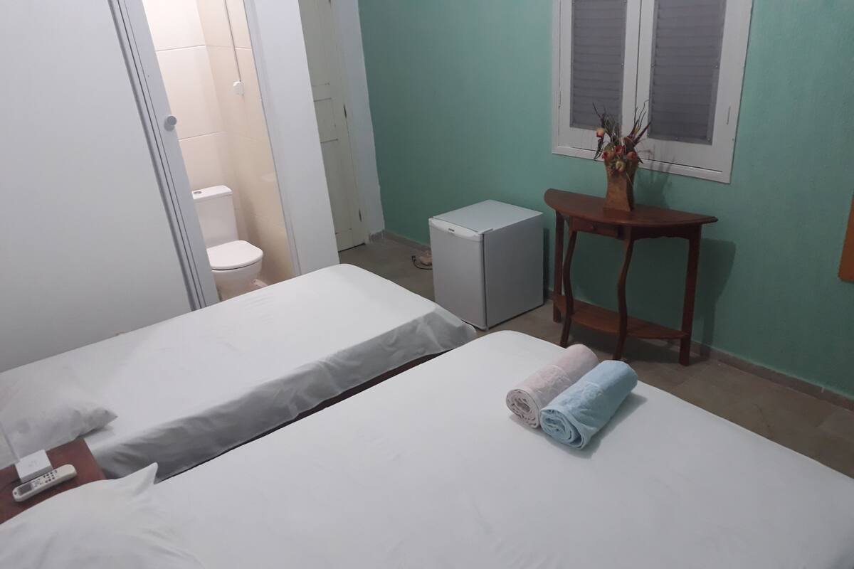 Tabla de planchar con plancha, camas extra, wifi gratis y ropa de cama