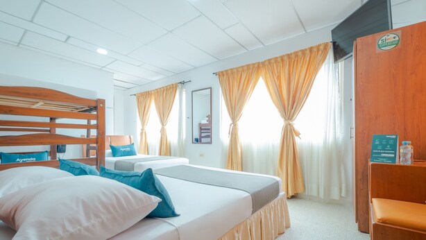 Family Room | Hypo-allergenic bedding, free WiFi, bed sheets - Ayenda Victoria Comfort (Bucaramanga)