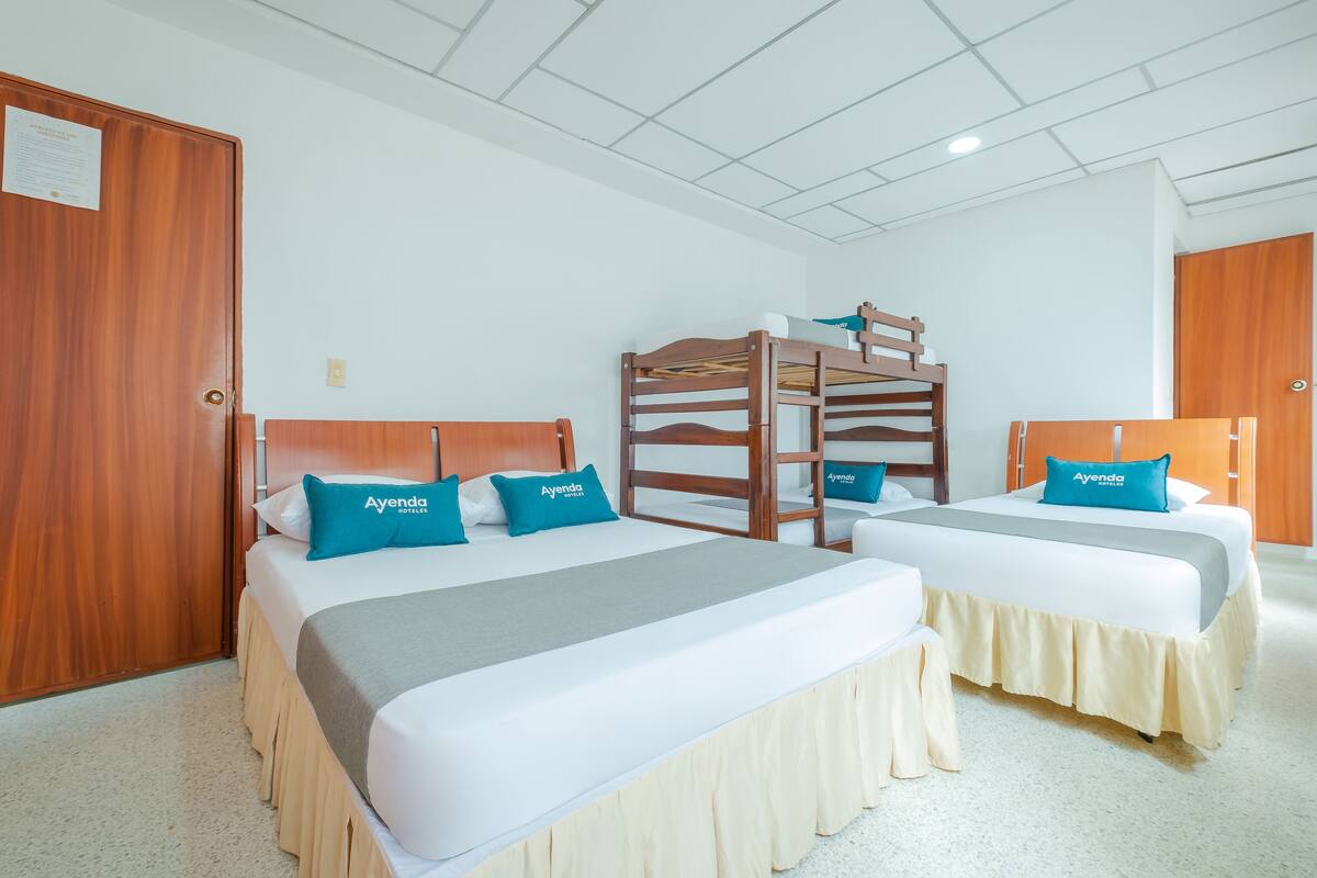 Habitación familiar | Ropa de cama hipoalergénica, wifi gratis, ropa de cama