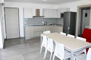Geladeira, micro-ondas, cooktop, lava-louças