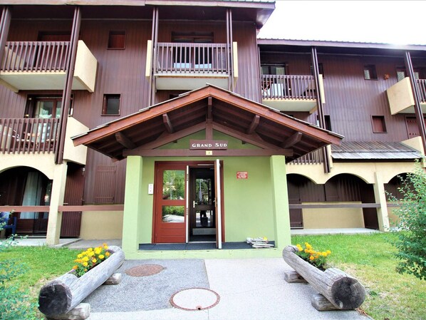 المنشأة من الخارج