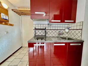 Réfrigérateur, micro-ondes, plaque de cuisson, cafetière/bouilloire