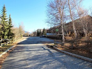 موقف سيارات