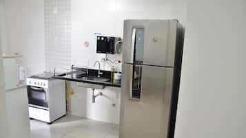 Apartamento 018-B1108 | Cozinha privada | Geladeira grande, micro-ondas, fogão