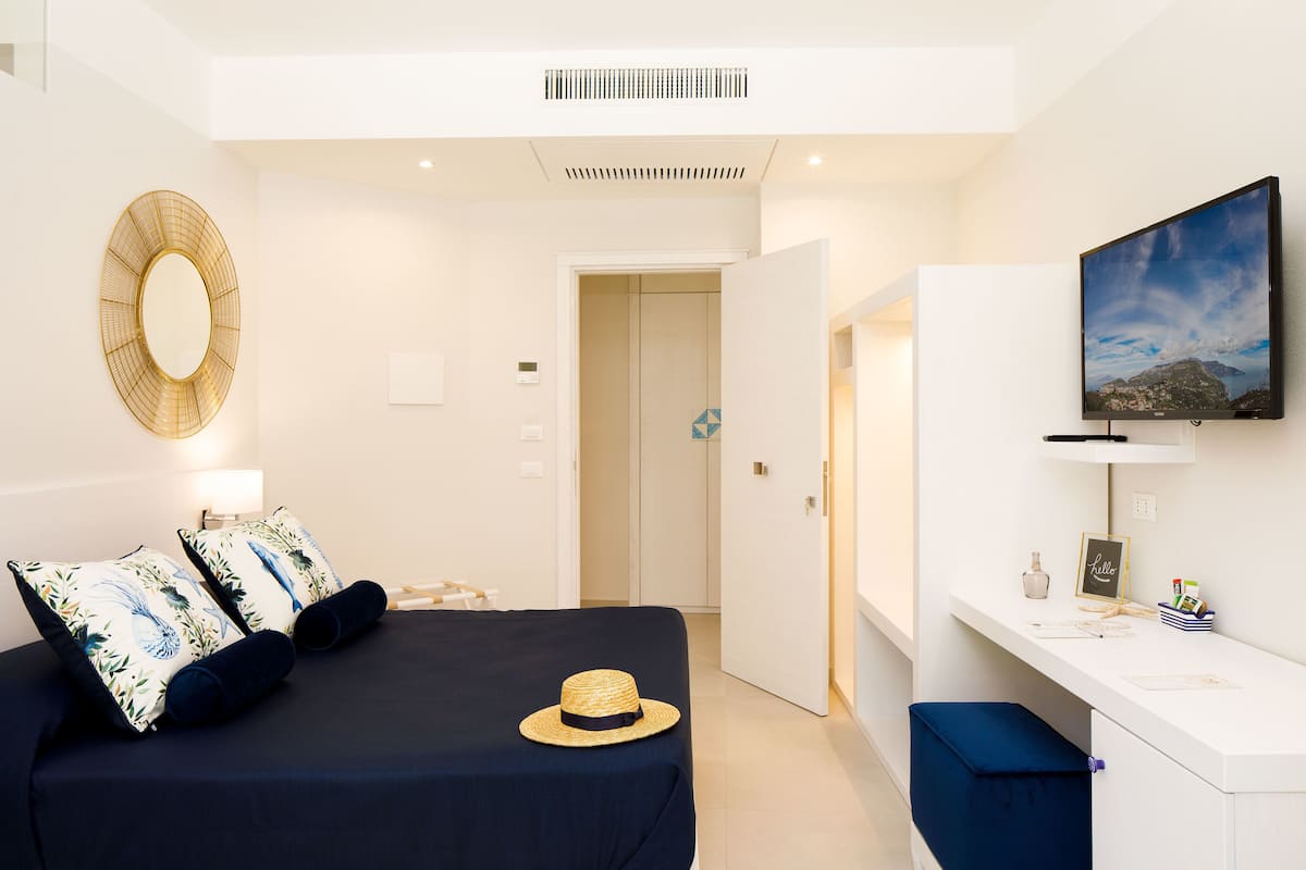 Deluxe Double Room, Balcony | 1 bedroom, premium bedding, minibar, in-room safe