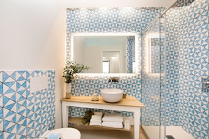 Deluxe Double Room, Balcony | Bathroom | Shower, free toiletries, hair dryer, bidet