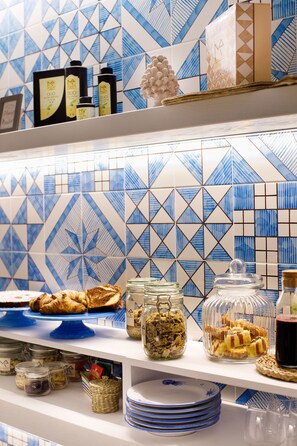 Free daily continental breakfast - Melrose Sorrento (Sorrento)