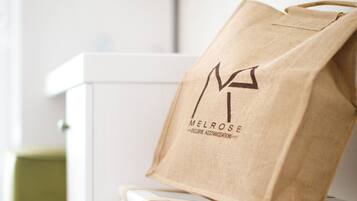 Un escritorio blanco con una bolsa de papel marrón que lleva la etiqueta "MELROSE".