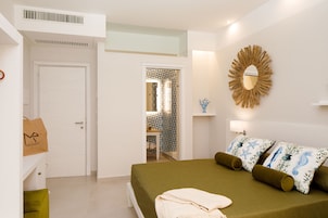Deluxe Double Room, Balcony | 1 bedroom, premium bedding, minibar, in-room safe