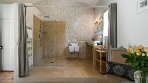 Deluxe tweepersoonskamer (Cerises) | Badkamer | Gratis toiletartikelen, een haardroger, handdoeken