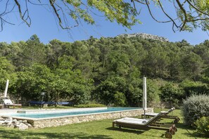 Piscine extérieure (ouverte en saison), parasols de plage