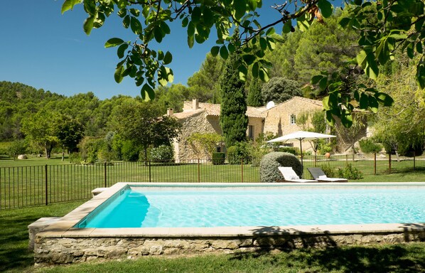 Piscine extérieure (ouverte en saison), parasols de plage