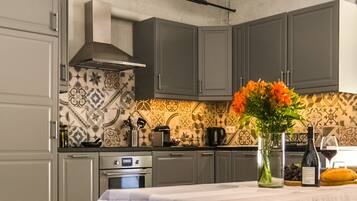 Een koelkast, een microgolfoven