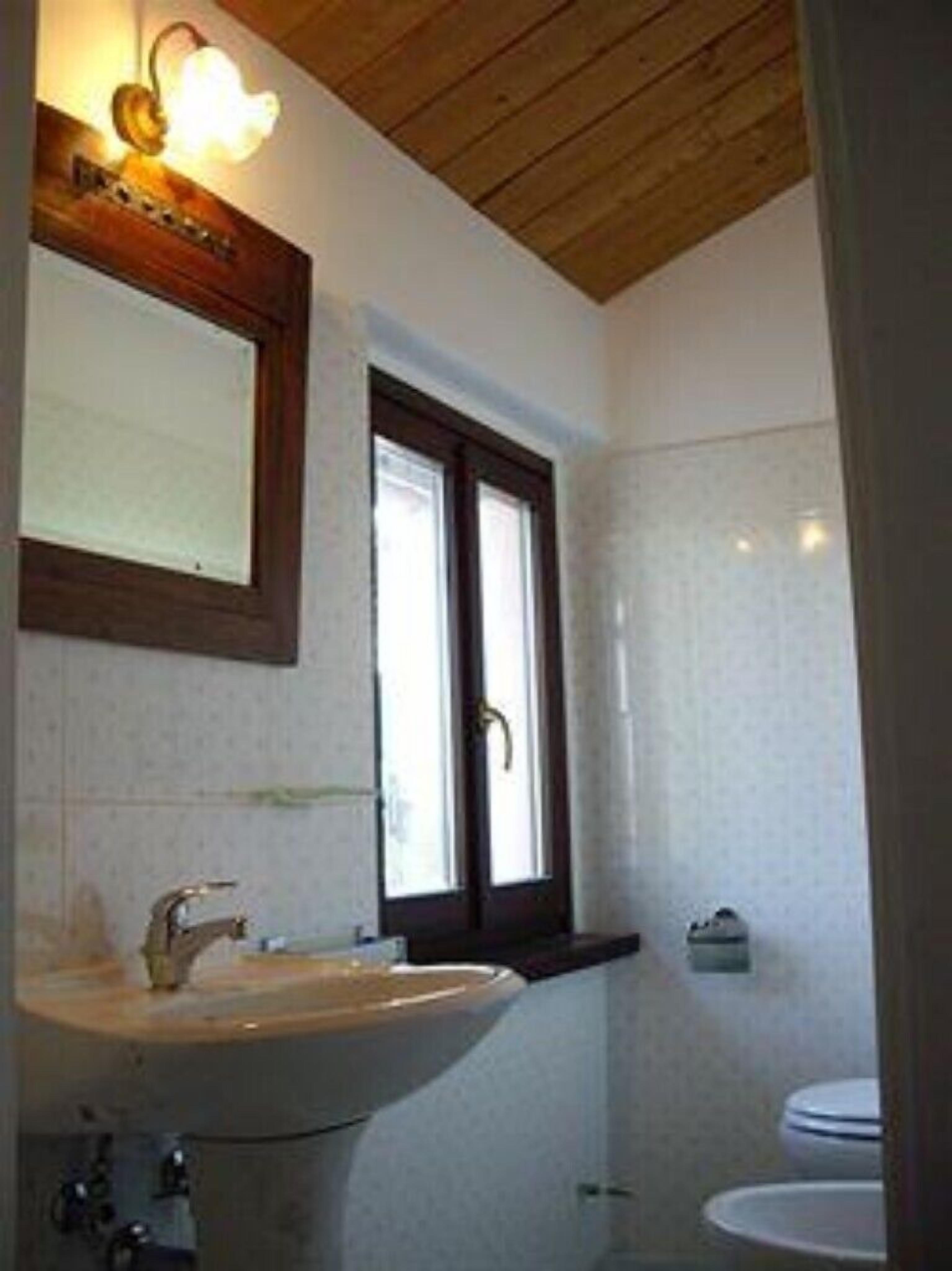 Douche, articles de toilette gratuits, bidet