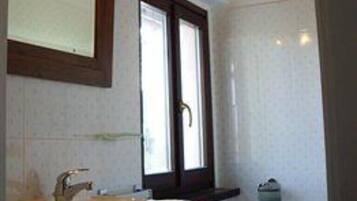 Shower, free toiletries, bidet