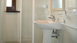 A bathroom with a shower, sink, and mirror. - La Quercia del Saggio (Senigallia)