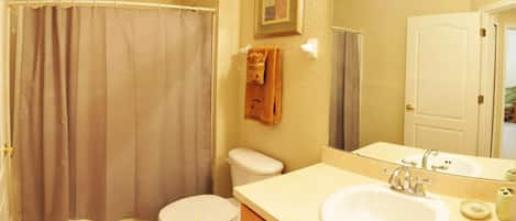 Maison mitoyenne Familiale, côté jardin | Salle de bain | Douche à « effet pluie », sèche-cheveux, serviettes fournies
