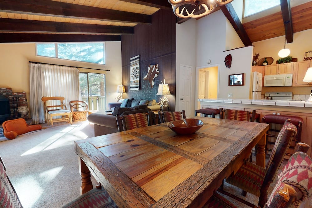 Chateau de Montagne 23 Spacious Family Condo With Great Complex Amenities On Shuttle Route by RedAwning - Lee Vining