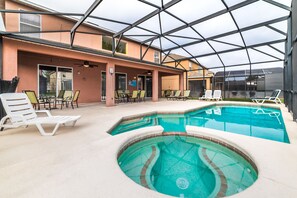 Ein Innenpool mit Liegestühlen und einer überdachten Terrassenanlage.