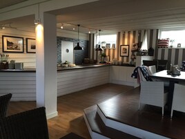 Se ofrece un desayuno bufé todos los días (95 SEK por persona)